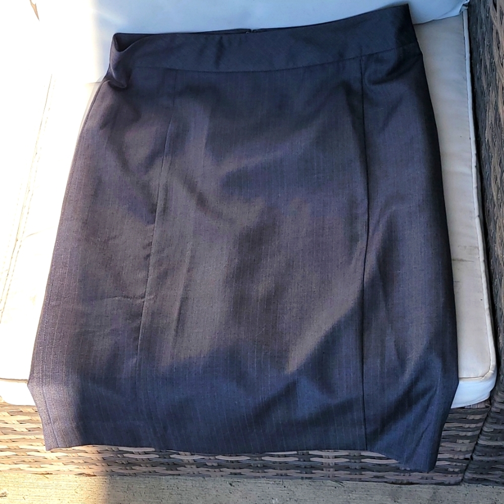 Merona size 4 pencil skirt, grey with tan and blue pinstripes